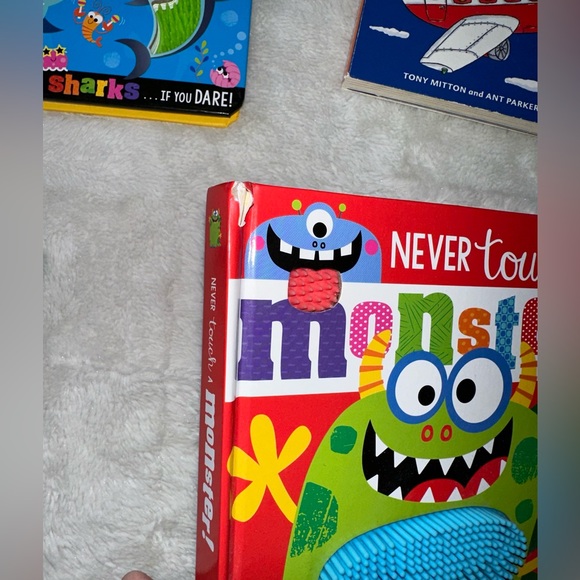 Book Bundle - Picture 9 of 13